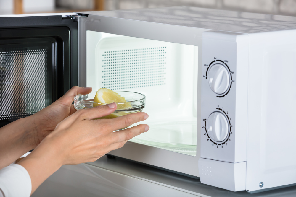 Microwave Cleaning with lemon