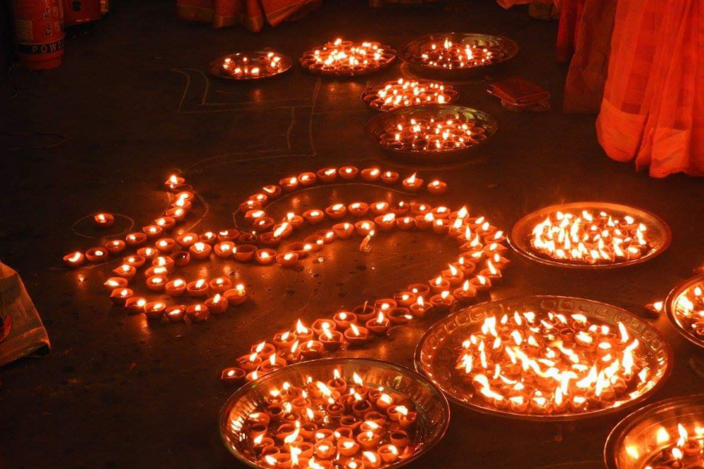 Nothing ever matches the elegance and beauty of lit up diyas placed in a home. Diyas are the most popular festive decoration for Indian festivals. 